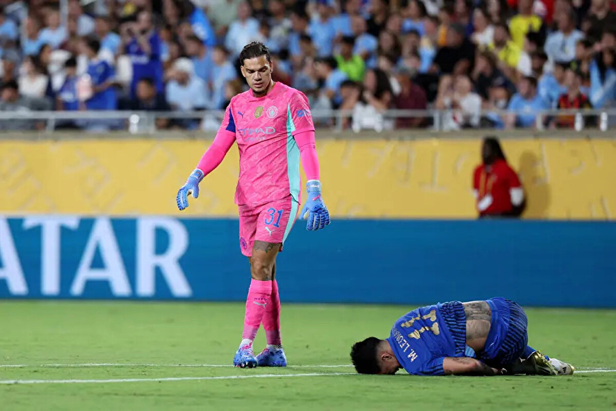 Galatasaray'ın Ederson için teklif ettiği ücret ne kadar?<br><br>Sözcü gazetesinde yer alan habere göre; bu fırsatı kaçırmak istemeyen Galatasaray, İngiliz kulübüne 15 milyon euroluk bir bonservis bedeli önerdi.<br>