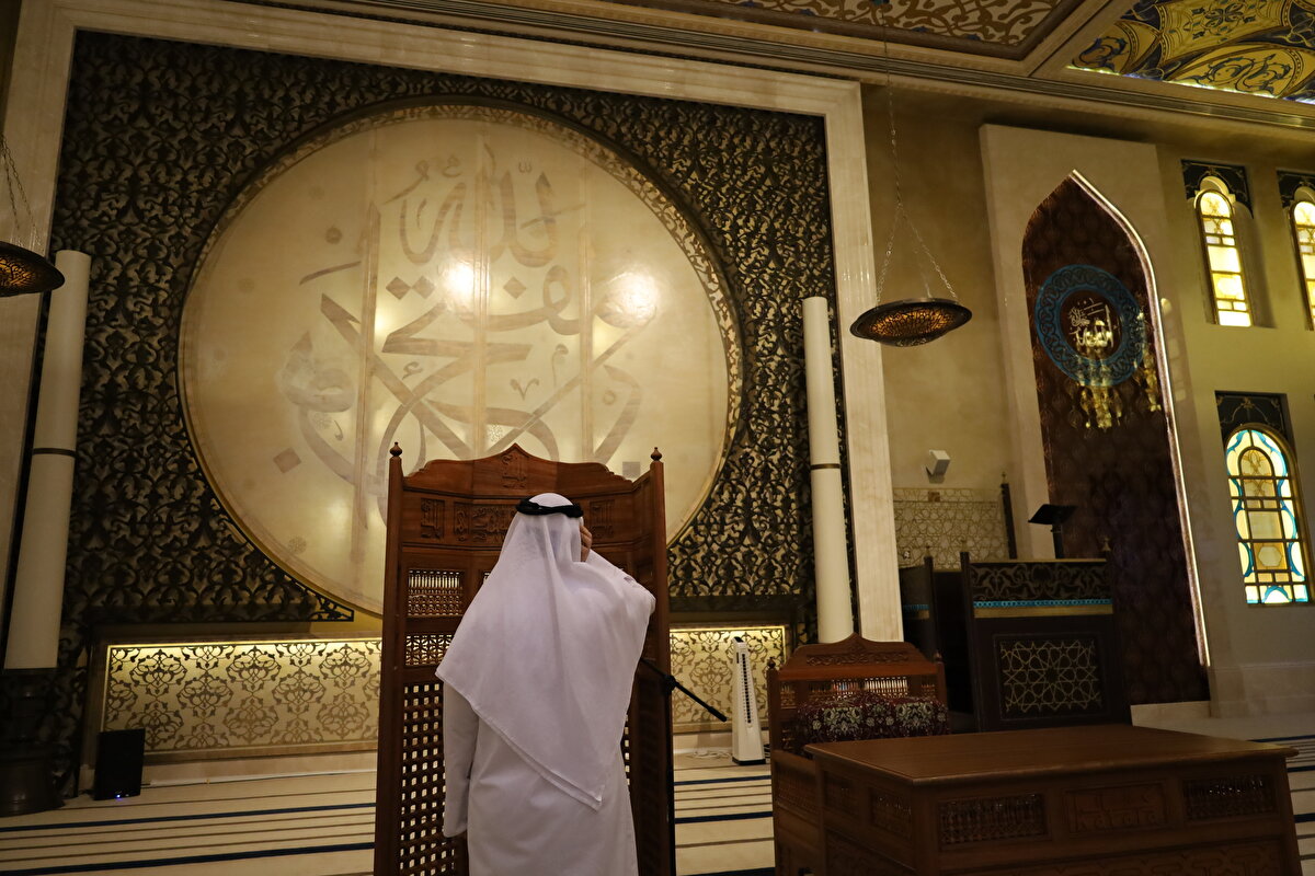 Mihrabı, minaresi ve dokuz küçük kubbesiyle zengin bir mimari dokuya sahip camide Arapça hat sanatıyla süslenmiş panolarda, "Allah tüm kapıları açandır" yazısı yer alıyor. 