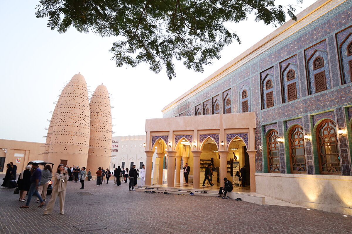 Caminin dış cephe süslemeleri; cam mozaik sanatı ve elle boyanmış seramik karolardan oluşurken, 24 ayar altın varakla bezenmiş kaligrafi panelleri de dikkati çekiyor.
