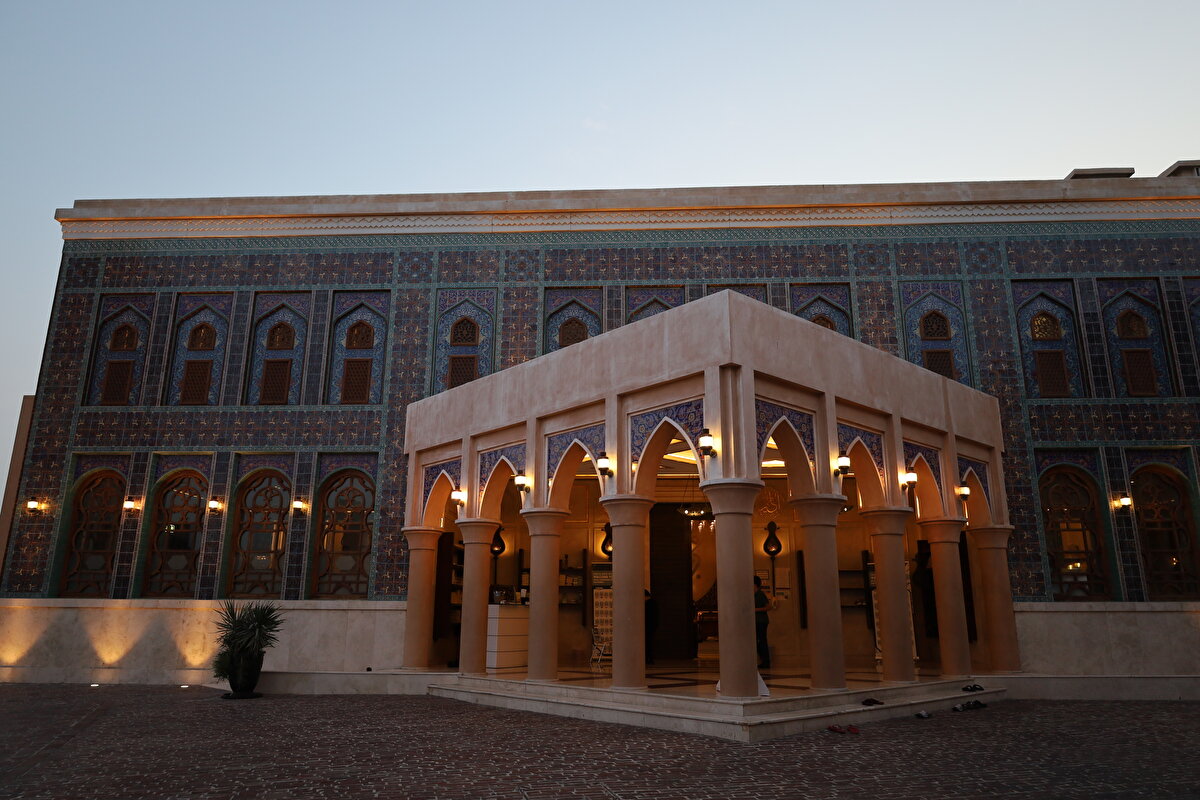 Dışarıdan bakıldığında klasik bir Osmanlı-Türk mimarisi izlenimi veren yapı, özgün tasarımıyla bölgedeki diğer camilerden ayrılıyor.