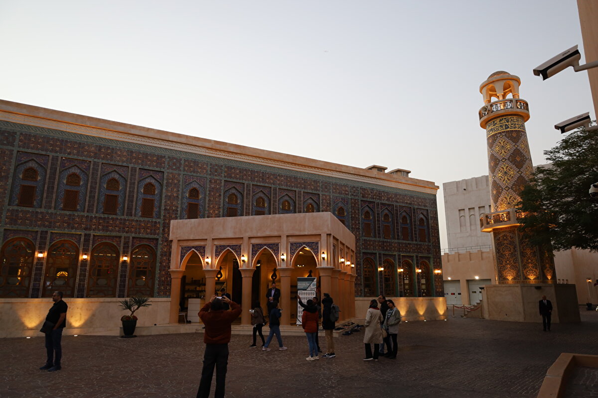 Türk mimar Zeynep Fadıllıoğlu tarafından tasarlanan ve 2010 yılında ibadete açılan Katara Camii, turkuaz ve mor tonlarının hâkim olduğu dış cephesiyle “Katar'ın Turkuaz Camii" olarak anılıyor.