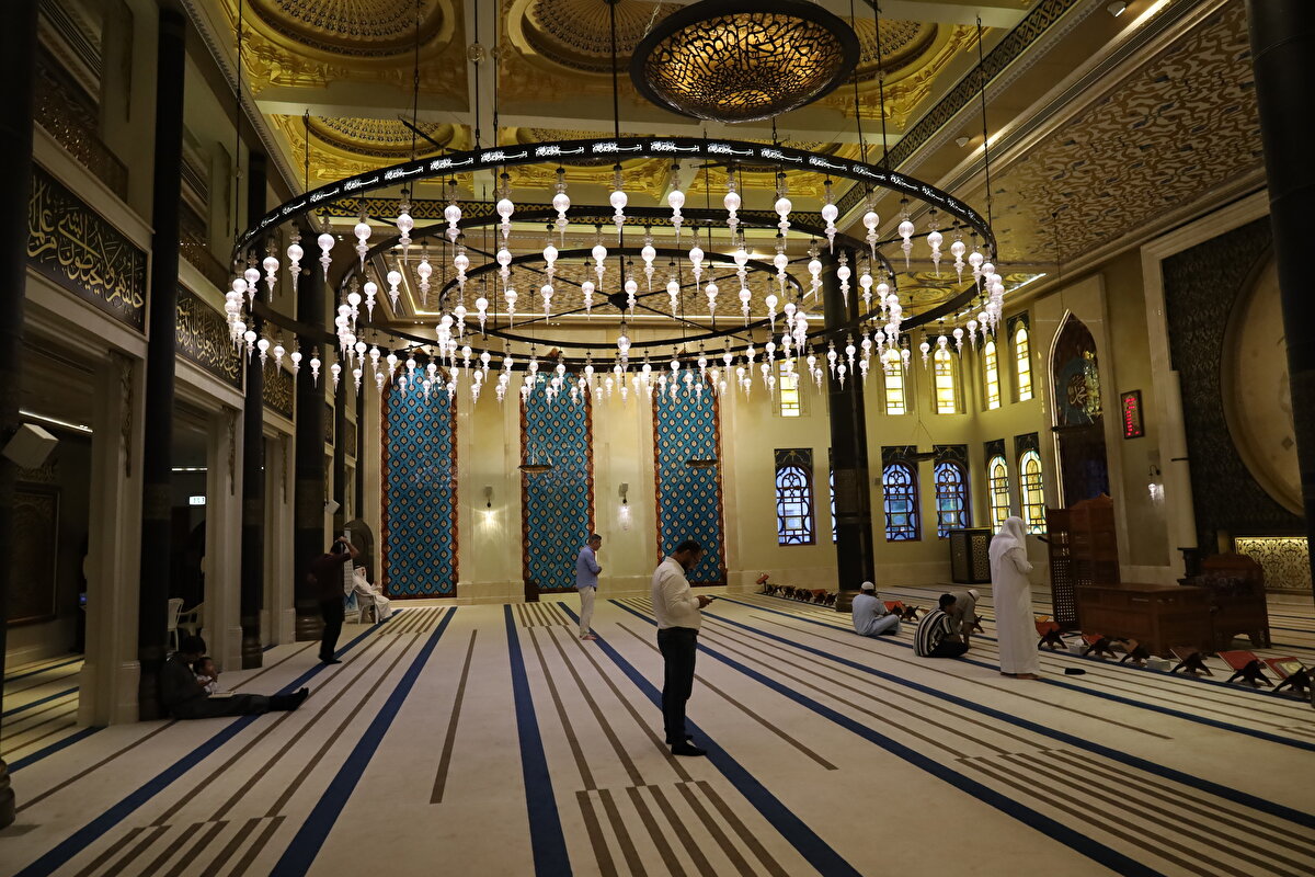 Hat sanatı ve İznik çinileri gibi geleneksel Türk sanat unsurları da camide önemli yer tutuyor.