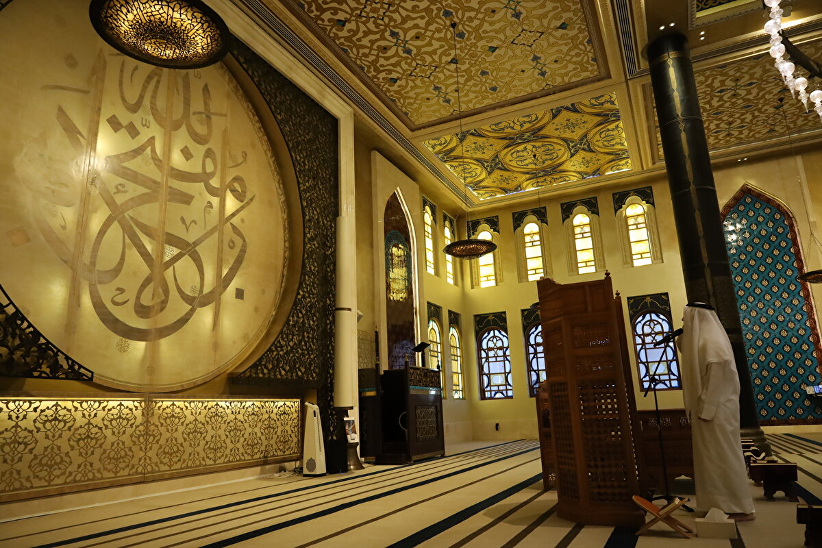 İslâm sanatının en nadide örneklerini taşıyan camideki tüm seramikler özel olarak üretildi. 