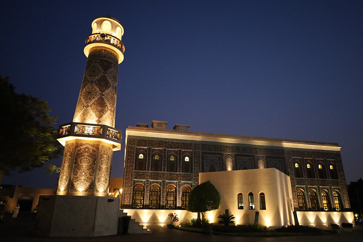 Katara Kültür Köyü'nün simgelerinden biri hâline gelen Katara Camii, mimari detayları ve sanatsal işçiliğiyle bölgeye gelen turistlerin uğrak noktalarından biri olarak öne çıkıyor. Ziyaretçilere cami bünyesinde İslâm hakkında da bilgilendirmeler yapılıyor.