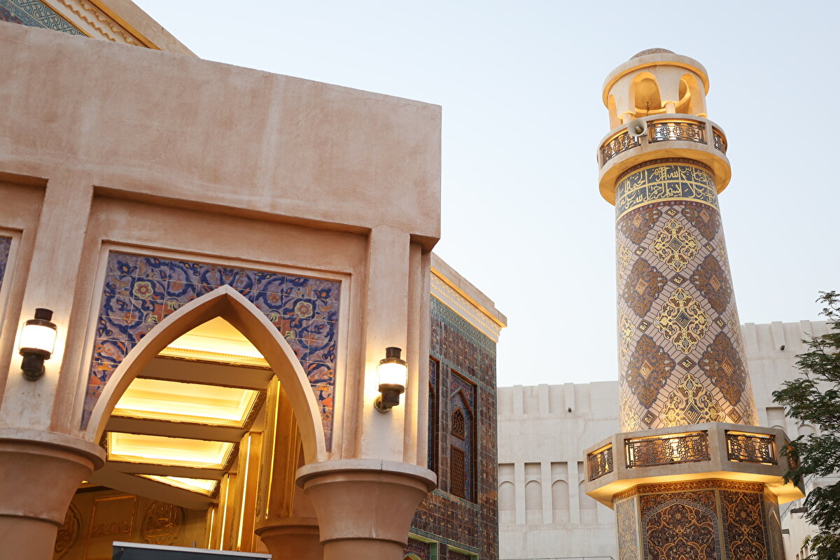 Bağımsız konumlandırılmış minaresinde mor renklerin daha baskın olduğu gözlemlenirken, cami iç mekânıyla da ferah bir atmosfer sunuyor.
