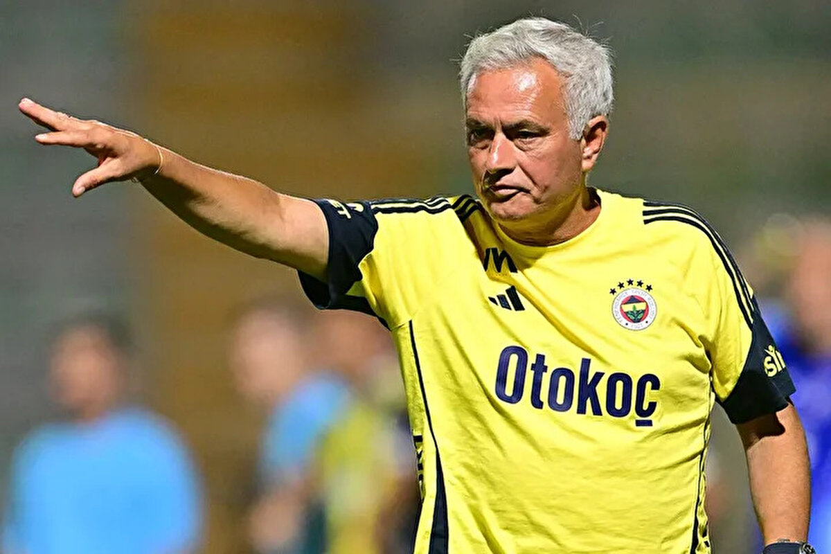 Portimonense Teknik Direktörü Tiago Fernandes ise Mourinho'nun kariyerindeki etkisini anlatarak, onunla geçirdiği çocukluk dönemine ve babası Manuel Fernandes'le olan ilişkilerine değindi. Mourinho'nun her zaman kapılarını açtığını ve onun desteğini asla unutmadığını söyledi.<br>