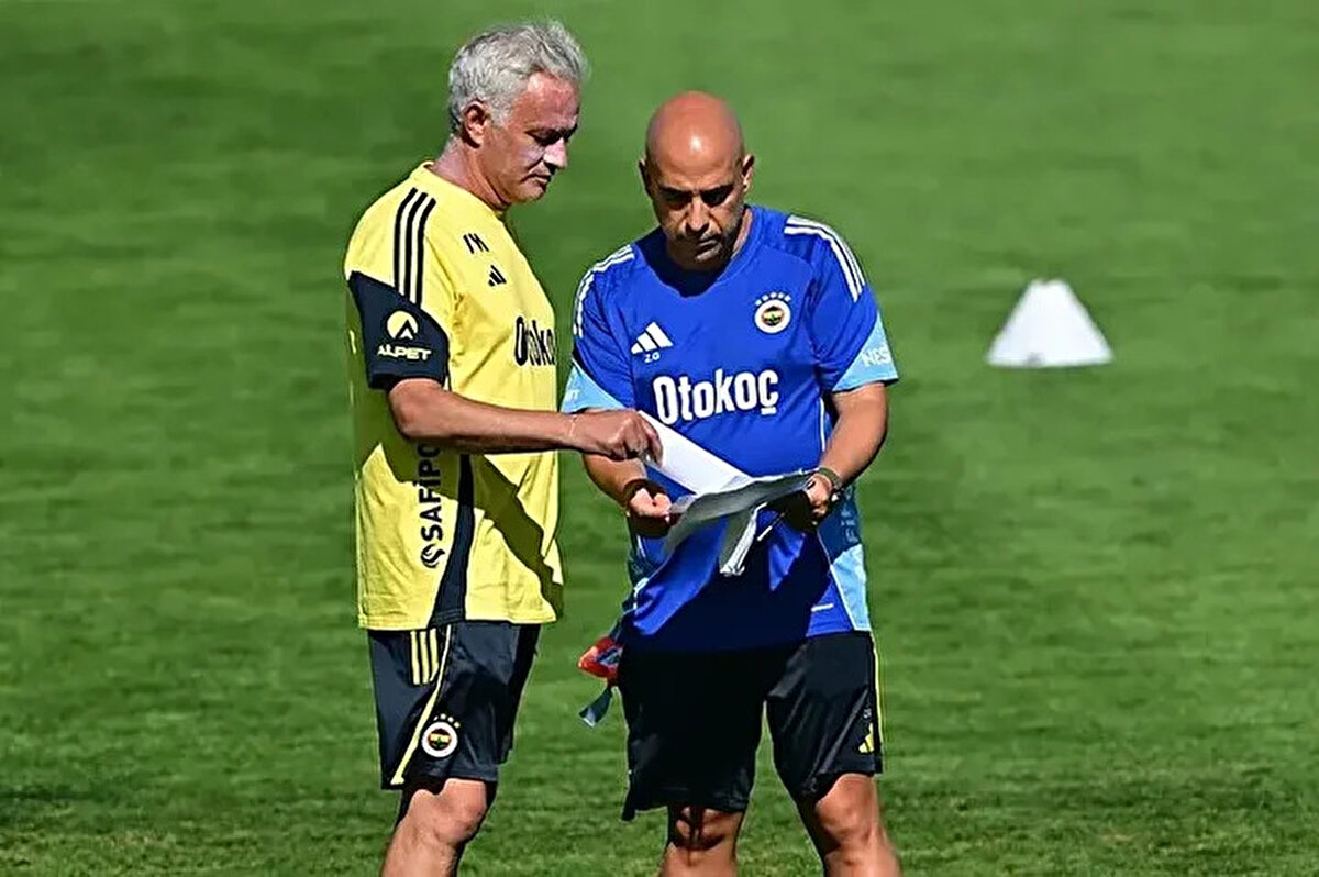 Portimonense'nin başındaki yakın dostu Tiago Fernandes'le yaptığı ortak röportajda ise esprili bir dille, "Portimonense'ye gelmem çünkü zaten iyi bir teknik direktörleri var" dedi.<br>