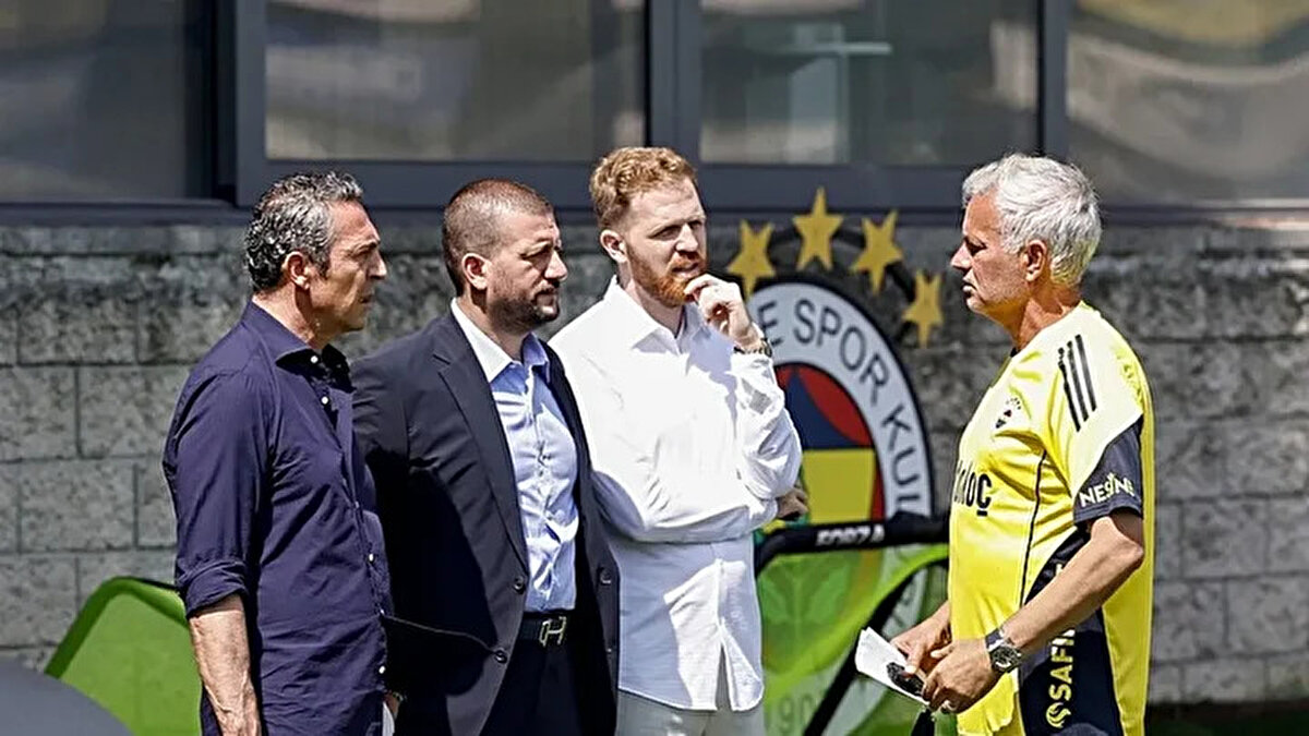 Record Gazetesi'nde yer alan haberde Mourinho, "Altın emeklilik değil; zirvede döneceğim" derken, kulüp ya da milli takım ayrımı yapmaksızın tekliflere açık olduğunu ifade etti.<br>