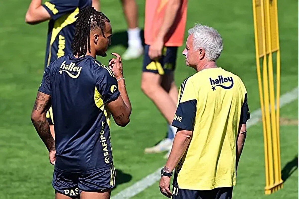 Fenerbahçe Teknik Direktörü Jose Mourinho, Portimonense ile oynanan hazırlık maçının ardından yaptığı açıklamada gelecekte Portekiz'e döneceğini kesin bir dille ifade etti. Ancak bu dönüşün kariyerinin son dönemine denk gelmeyeceğini, aksine fiziksel ve zihinsel olarak en güçlü olduğu dönemde gerçekleşeceğini belirtti.<br>