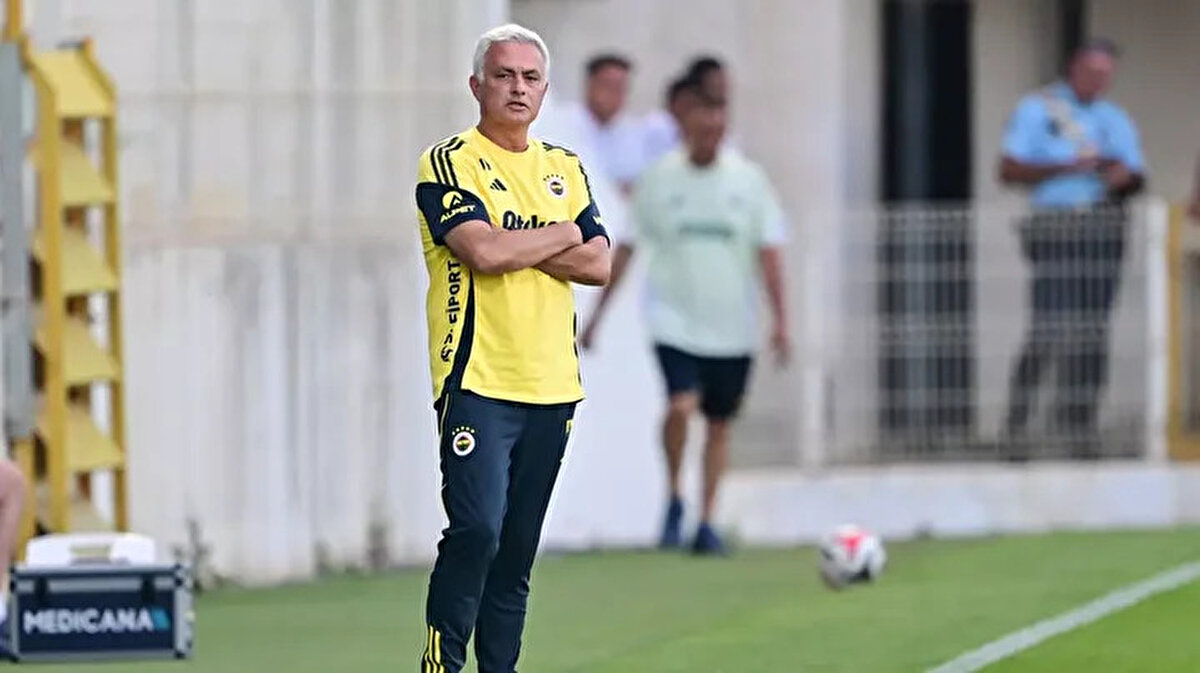 Fenerbahçe'de zorlu bir sürece girdiklerini, seçim süreci ve kadro yapılanması gibi belirsizliklerin olduğunu ancak yoğun şekilde çalıştıklarını vurguladı. Şampiyonlar Ligi ön elemesi için sıkı hazırlandıklarını da ekledi.<br>