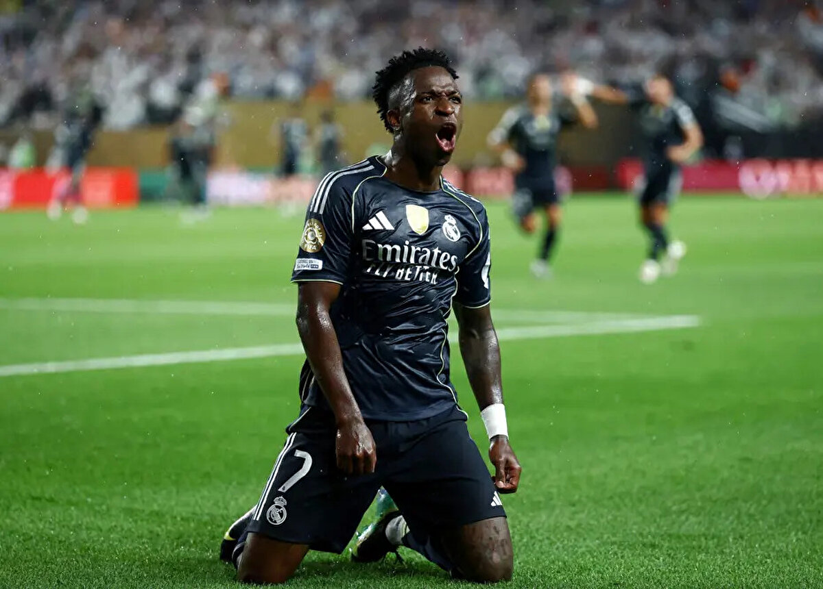 İspanyol basınından daha önce çıkan haberlerde Vinicius Jr.'ın Real Madrid'le yeni sözleşme için anlaştığı iddia edilse de yıldız futbolcu takımdan ayrılabilir. Talksport'un haberine göre Suudi Arabistan takımları Real Madrid'e Vinicius için 350 milyon euro teklif etmeye hazır.<br>