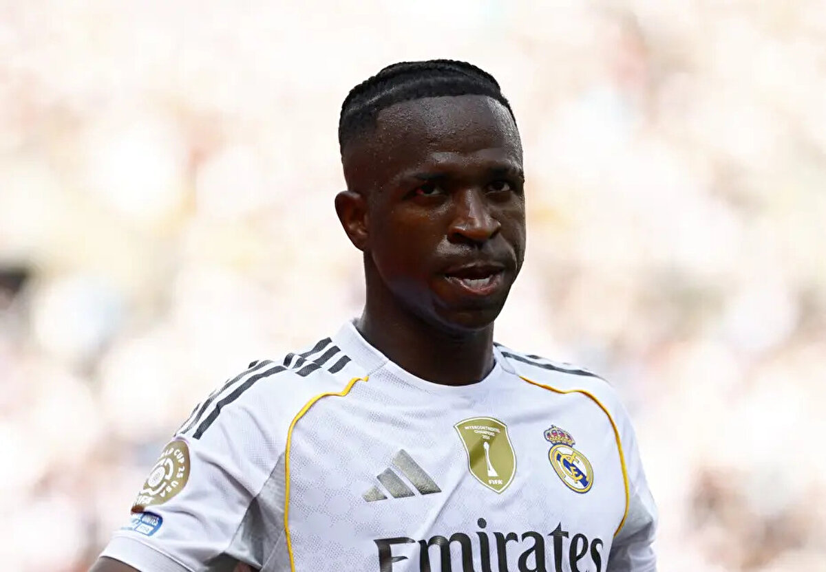 Suudi Arabistan kulüplerinin Vinicius Jr.'ı transfer etme ısrarı sürüyor. Geçtiğimiz sezonun ara transfer döneminde de Brezilyalı yıldızı transfer etmek isteyen Suudi Arabistan takımları, yaz transfer döneminde yeni bir hamle yapabilir.<br>