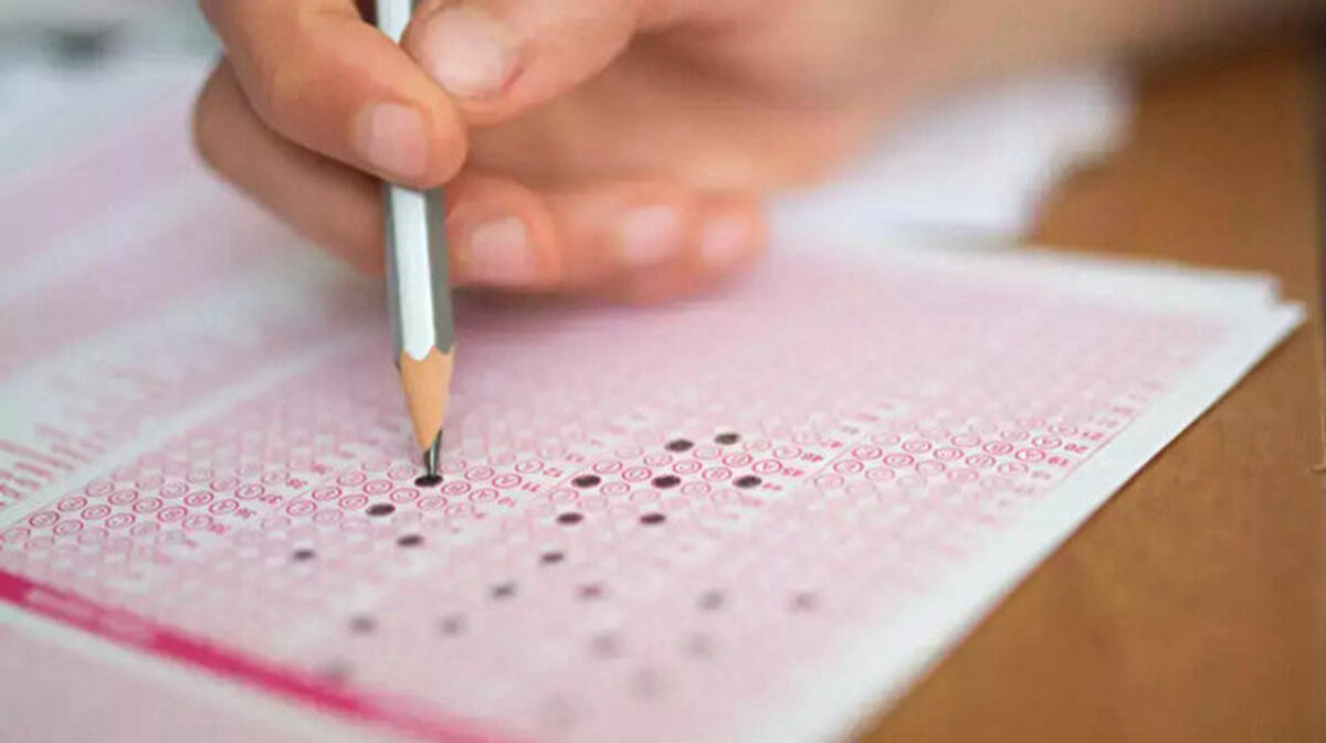 AUZEF bütünleme (Telafi) sınavına İstanbul'da ulaşım ücretsiz<br><br>19 Temmuz Cumartesi ve 20 Temmuz Pazar günü yapılacak olan "AUZEF Bütünleme (Telafi) Sınavları"na girecek vatandaşlar ve öğretim görevlileri, sınav yerlerine ulaşım için sınav belgelerini veya görevli belgelerini göstererek, sınav başlangıcının 2 saat öncesinden sınav bitişinin 2 saat sonrasına kadar İstanbulkart entegrasyonuna dahil toplu ulaşım araçlarından ücretsiz olarak yararlanabilecektir.