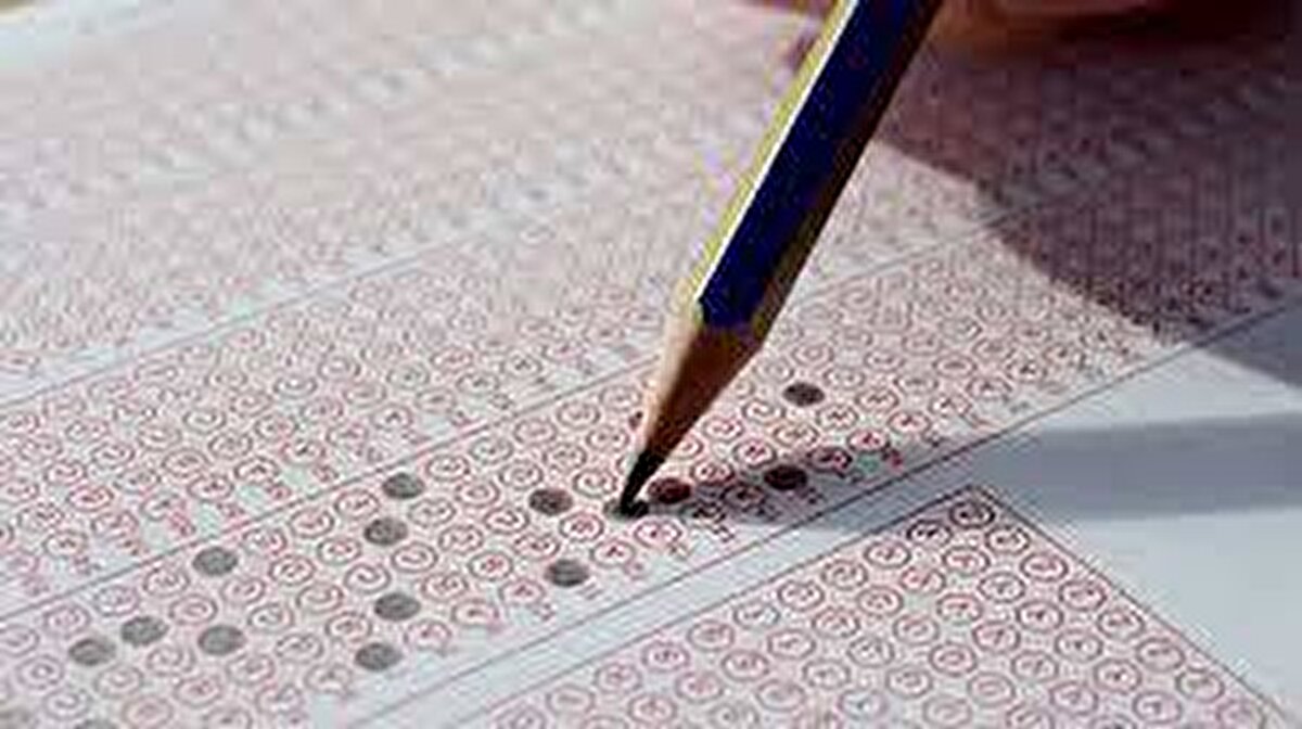 AUZEF sınavları bu haftasonu gerçekleşecek. 19-20 Temmuz günleri gerçekleşecek bütünleme yani telafi sınavları hakkında araştırmalar arttı. Peki AUZEF sınavı saat kaçta başlayacak? Sınav giriş belgesi nereden alınır?