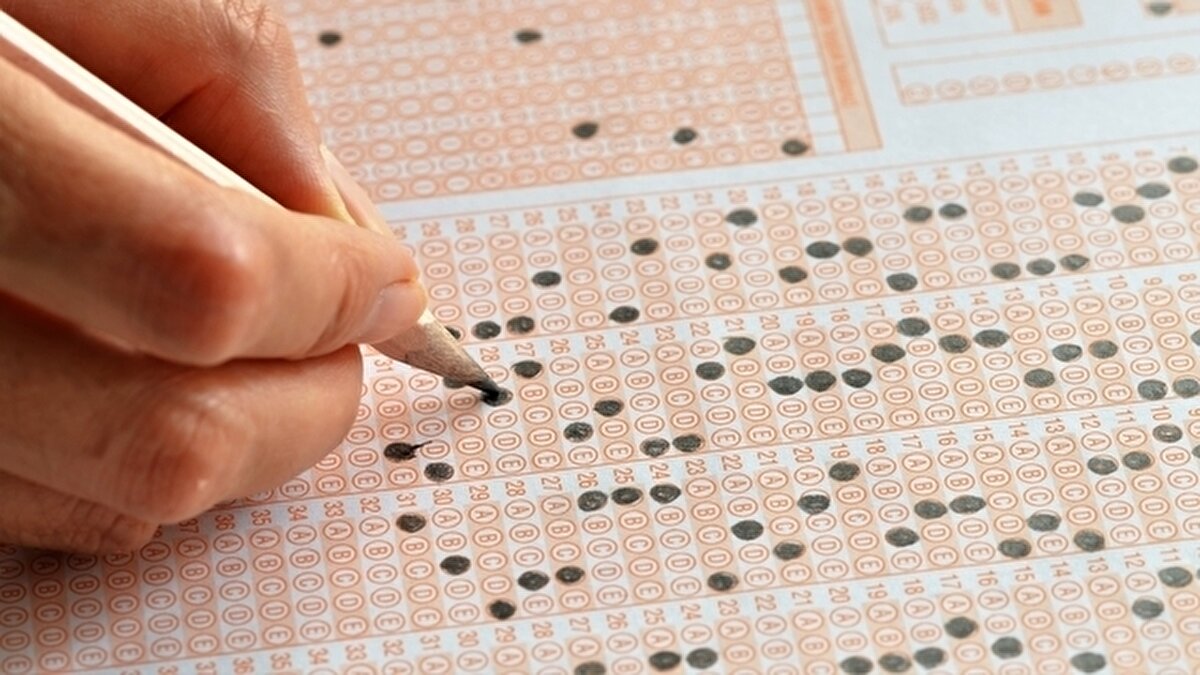 AUZEF bütünleme sınavı saat kaçta başlayacak?<br><br>Sınavlar, Cumartesi ve Pazar günleri sabah ve öğle olmak üzere toplam 3 oturumda gerçekleştirilecektir.<br><br>Sabah oturumları saat 09.30'da, öğleden sonra uygulanacak olan oturumları saat 14.00'te başlamaktadır.