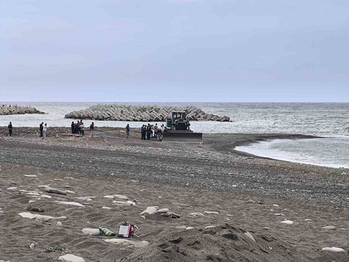 Olay yerinde yapılan incelemelerin ardından kadının cenazesi morga kaldırıldı. İş makinesi operatörü ekipler tarafından polis merkezine götürüldü. Kadının kimliğinin tespit edilmesi için çalışmaların sürdüğü öğrenildi.