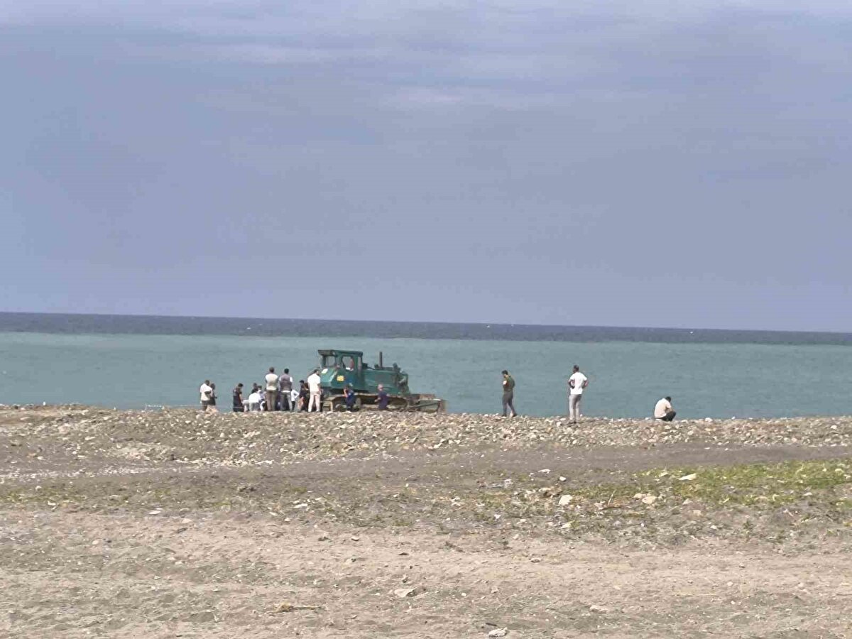 İş makinesi operatörünün fark etmeyerek ezdiği kadının hayatını kaybetmesi üzerine olay yerine sağlık ve polis ekipleri sevk edildi. Hayatını kaybeden kadının yanında kimliğinin bulunmadığı ve telefonunun da kırıldığı tespit edildi.