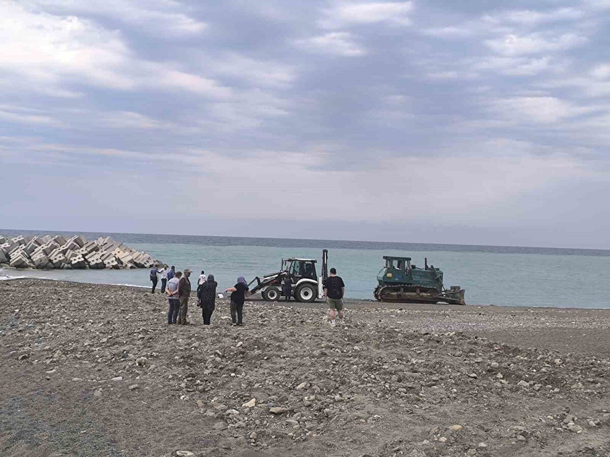 Olay, Abana ilçesinde meydana geldi. Edinilen bilgiye göre, sahilde güneşlenmek için uzanan kadın, bölgede temizlik yapan Devlet Su İşleri’ne (DSİ) iş makinesinin altında kalarak feci şekilde can verdi.
