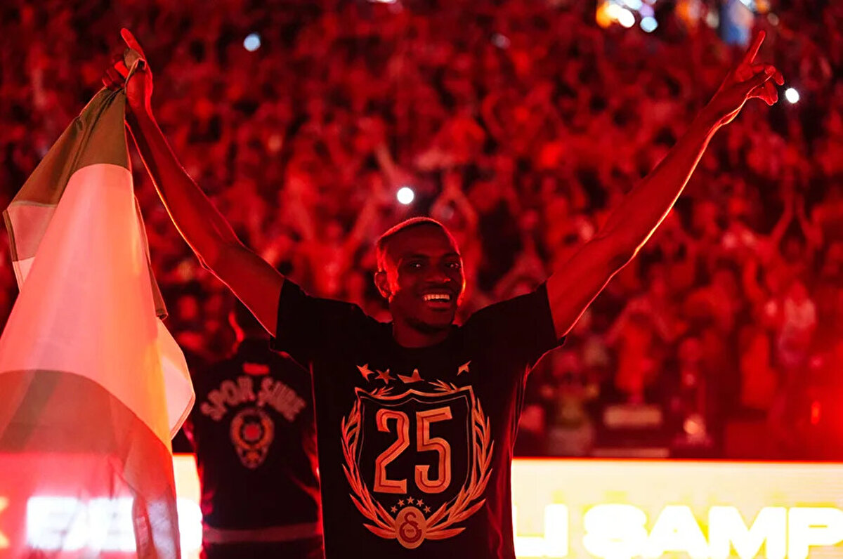 Osimhen transferi ne zaman resmiyet kazanacak?<br><br>Haberin devamında Osimhen transferinin resmiyete dökülmesi için banka teminatının beklendiği ve Napoli'nin Galatasaray'a 21 Temmuz Pazartesi gününe kadar süre tanıdığı ifade edildi.<br>