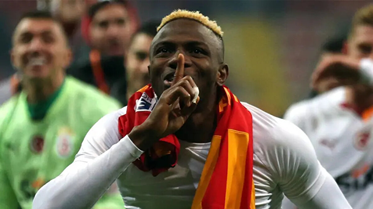 Osimhen transferinde sonraki satıştan pay var mı?<br><br>Öte yandan Osimhen transferinde büyük bir düğüm daha çözülmüş oldu. Alfredo Pedulla'nın haberine göre Napoli, Osimhen'in bir sonraki satışlarından yüzde talep etmeyecek.<br>