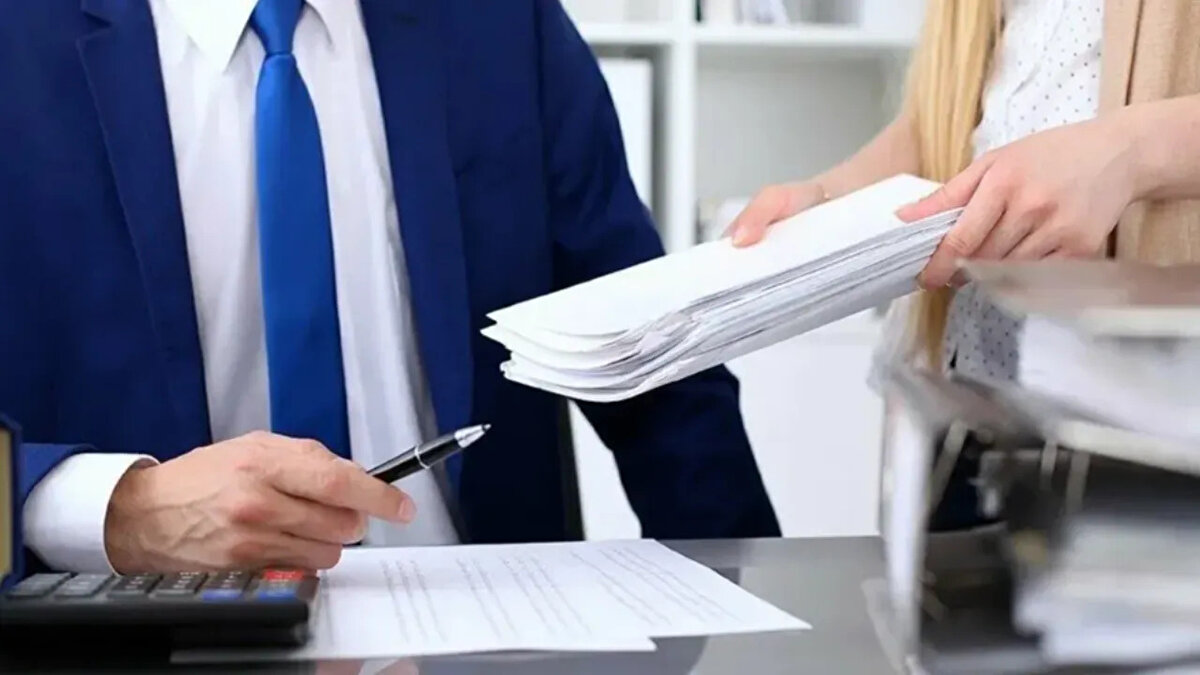 Memurlara yarı zamanlı çalışma şartları<br><br>Memura yarı zamanlı çalışma şartları oldukça basit ve esnek tutuldu. İşte önemli detaylar:<br><br>Kadın memurlar doğum sonrası analık izni veya ücretsiz iznin ardından bu haktan yararlanabilecek.<br><br>Erkek memurlar babalık izni sonrası yarı zamanlı çalışmayı talep edebilecek.<br><br>Başvuru için herhangi bir belirli zaman dilimi yok; memurlar çocukları ilkokula başlayana kadar istedikleri zaman bu hakkı kullanabilecek.<br><br>Başvuru onayı kurum amirliği tarafından değerlendirilecek.