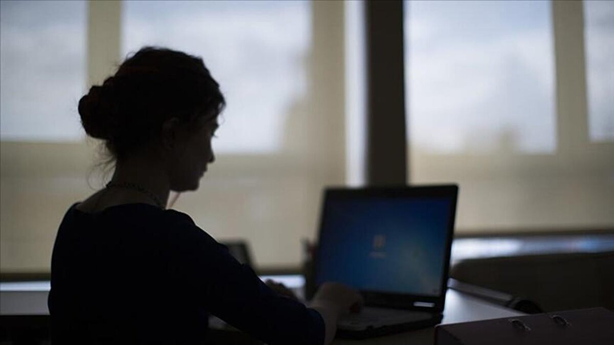 Yarı zamanlı çalışan memurlar günde kaç saat çalışır?<br><br>Yarı zamanlı çalışma, haftalık çalışma süresinin yarısı kadar çalışmayı ifade ediyor. Devlet memurları için bu süre haftada 20 saat olacak. Bu süreyi, kurumların belirleyeceği çalışma programına göre günlük olarak da dağıtmak mümkün olacak.