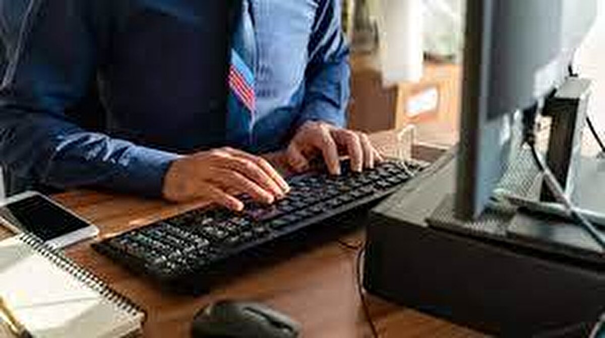 Örneğin;<br><br>Tam zamanlı çalışma süresi haftada 40 saat ise, yarı zamanlı çalışan memur haftada sadece 20 saat çalışacak.<br><br>24 saat esasına göre çalışan kurumlarda ise memurun çalışma süresi, toplam vardiya saatinin yarısı olacak.<br><br>Ayrıca bu durumda olan memurlar;<br><br>Fazla mesaiye kalamayacak,<br><br>Öğle arası çalıştırılamayacak,<br><br>Günlük zorunlu çalışma süresinin ötesine geçirilemeyecekler.