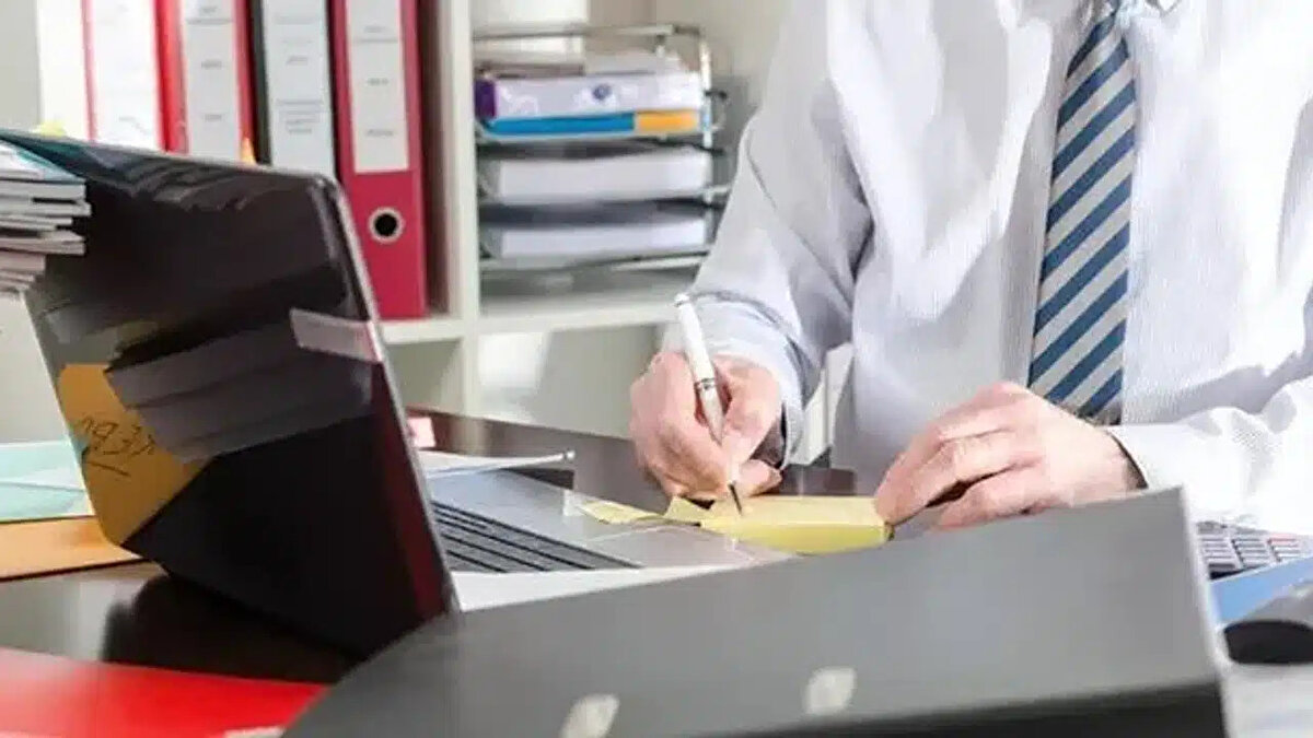 Yarı zamanlı çalışan memur ne kadar maaş alır?<br><br>Yarı zamanlı çalışmaya geçen memurlar, maaşlarının ve tüm ödemelerinin yarısını alacaklar. Yani çalışılan saat kadar maaş alınacak. Örneğin;<br><br>50 bin TL maaş alan bir memur yarı zamanlı çalışmaya geçtiğinde 25 bin TL maaş alacak.