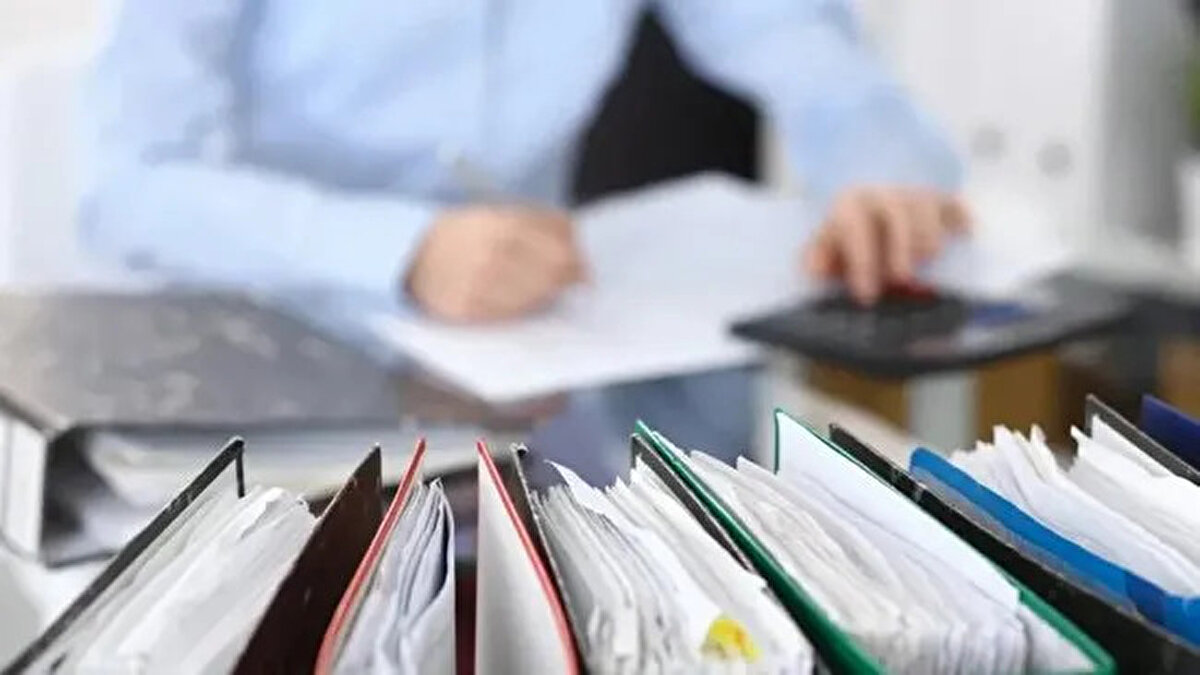 Ancak bazı istisnalar da bulunuyor:<br><br>Üst düzey yöneticiler (bakanlık, genel müdürlük gibi kadrolarda görev yapanlar) yarı zamanlı çalışma hakkından faydalanamıyor.<br><br>Çocuğun vefatı, evlatlık ilişkisinin sona ermesi veya ilkokula başlaması durumunda bu hak otomatik olarak sona eriyor.<br><br>Memurun talebi halinde ise yarı zamanlı çalışmadan tam zamanlıya dönüş hakkı da bulunuyor.