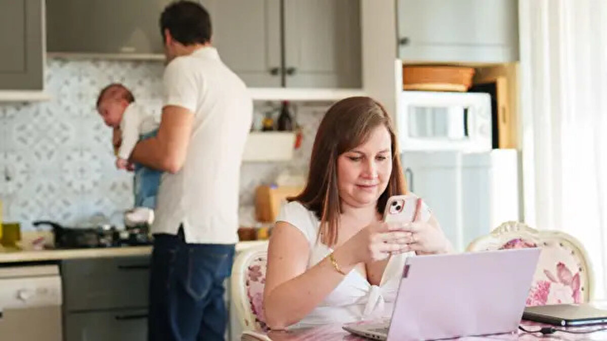 Cumhurbaşkanı Recep Tayyip Erdoğan, kabine toplantısının ardından yaptığı açıklamada, “Bu düzenleme, ebeveynlerin çocuklarının gelişimine daha fazla zaman ayırmalarına ve aile içi bağların güçlendirilmesine doğrudan katkı sağlayacak” ifadelerini kullandı.