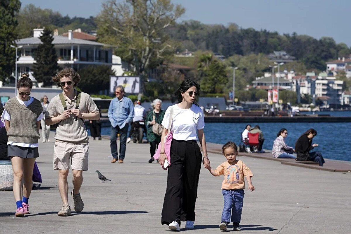 Rüzgar kuzeyli yönlerden esecek<br><br>Rüzgarın genellikle kuzeyli yönlerden, güney kesimlerde ise güneyli yönlerden hafif ve zaman zaman orta kuvvette eseceği tahmin ediliyor.