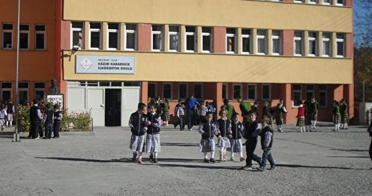 Kurban Bayramı okullar kapanmadan hemen önce<br><br>2026 yılında Kurban Bayramı 27-30 Mayıs tarihleri arasında kutlanacak. Arife günü 26 Mayıs Salı’ya denk geliyor. Bayram tatili, okulların kapanmasına kısa bir süre kala yapılacak.<br>2025-2026 eğitim öğretim yılı ise 26 Haziran 2026 Cuma günü sona erecek.