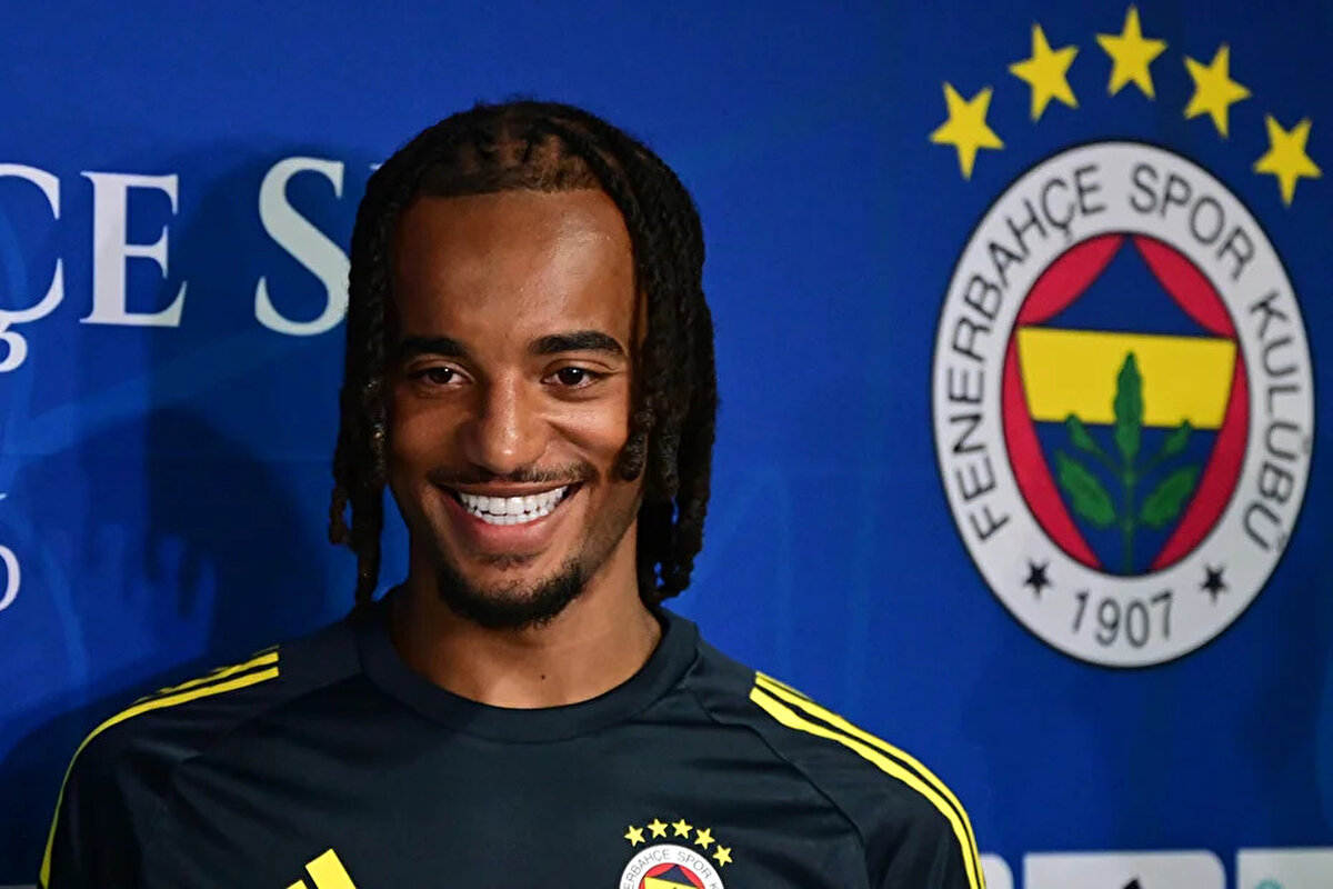 Fenerbahçe'nin Gent'ten transfer ettiği Archie Brown, sarı-lacivertli forma altında ilk maçına Portimonense karşısında çıktı.