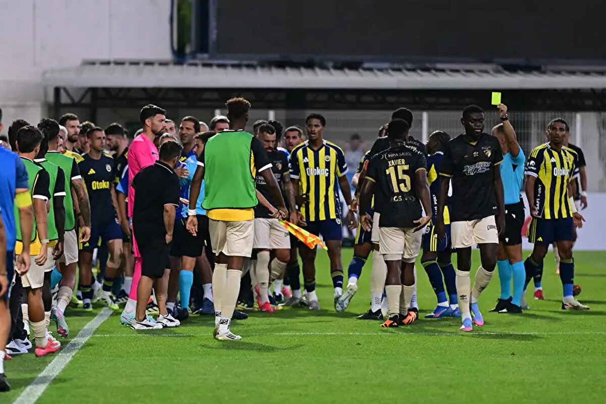 Portimonense-Fenerbahçe mücadelesinde olay çıktı<br><br>Portimonense'nin art arda yaptığı sert faullerin ardından son pozisyonda İrfan Can Kahveci sağ çizgide sert bir müdahaleyle düşürülünce saha karıştı.