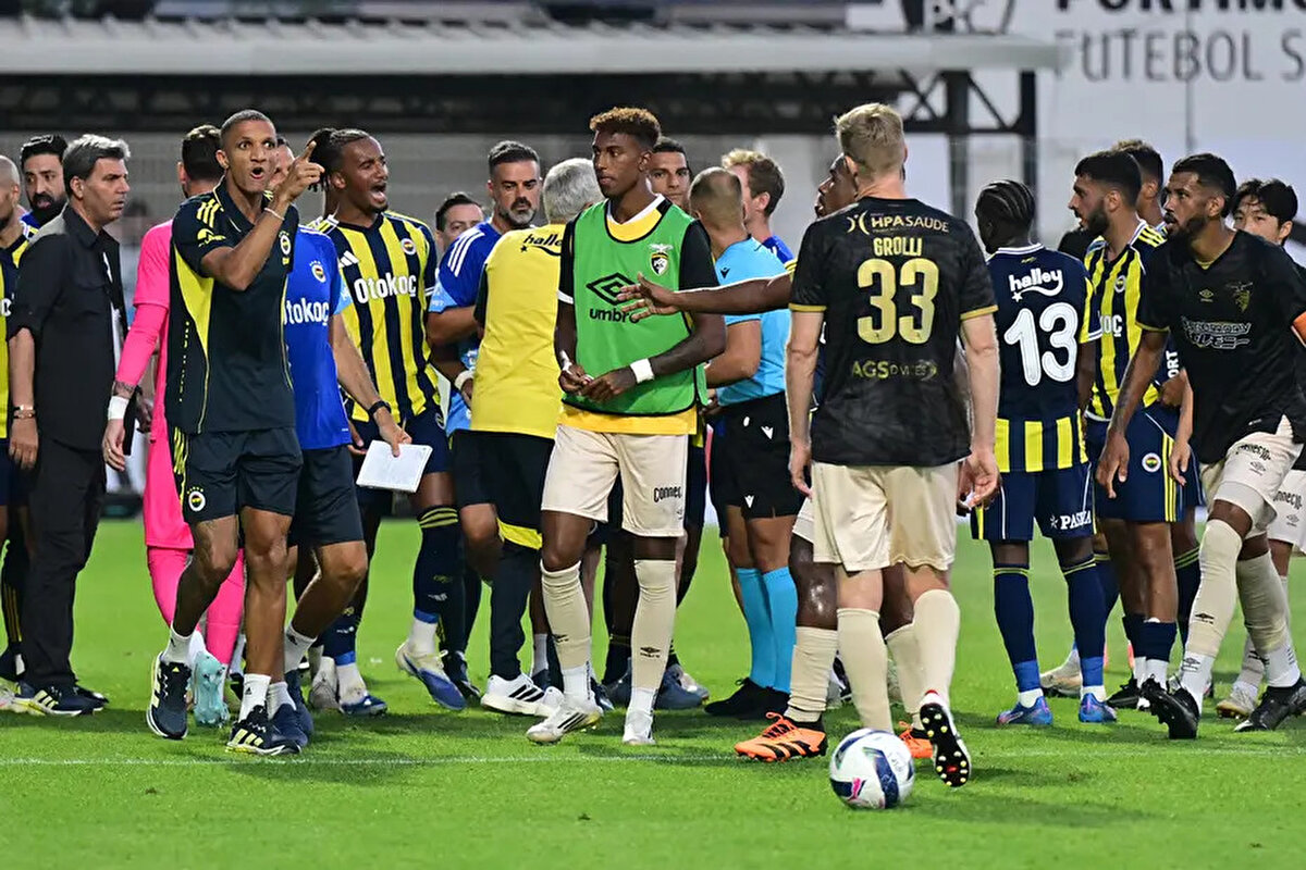 Sarı lacivertlilerin yedek kulübesi pozisyon sonrası ayaklanırken birçok futbolcu birbirine girdi.