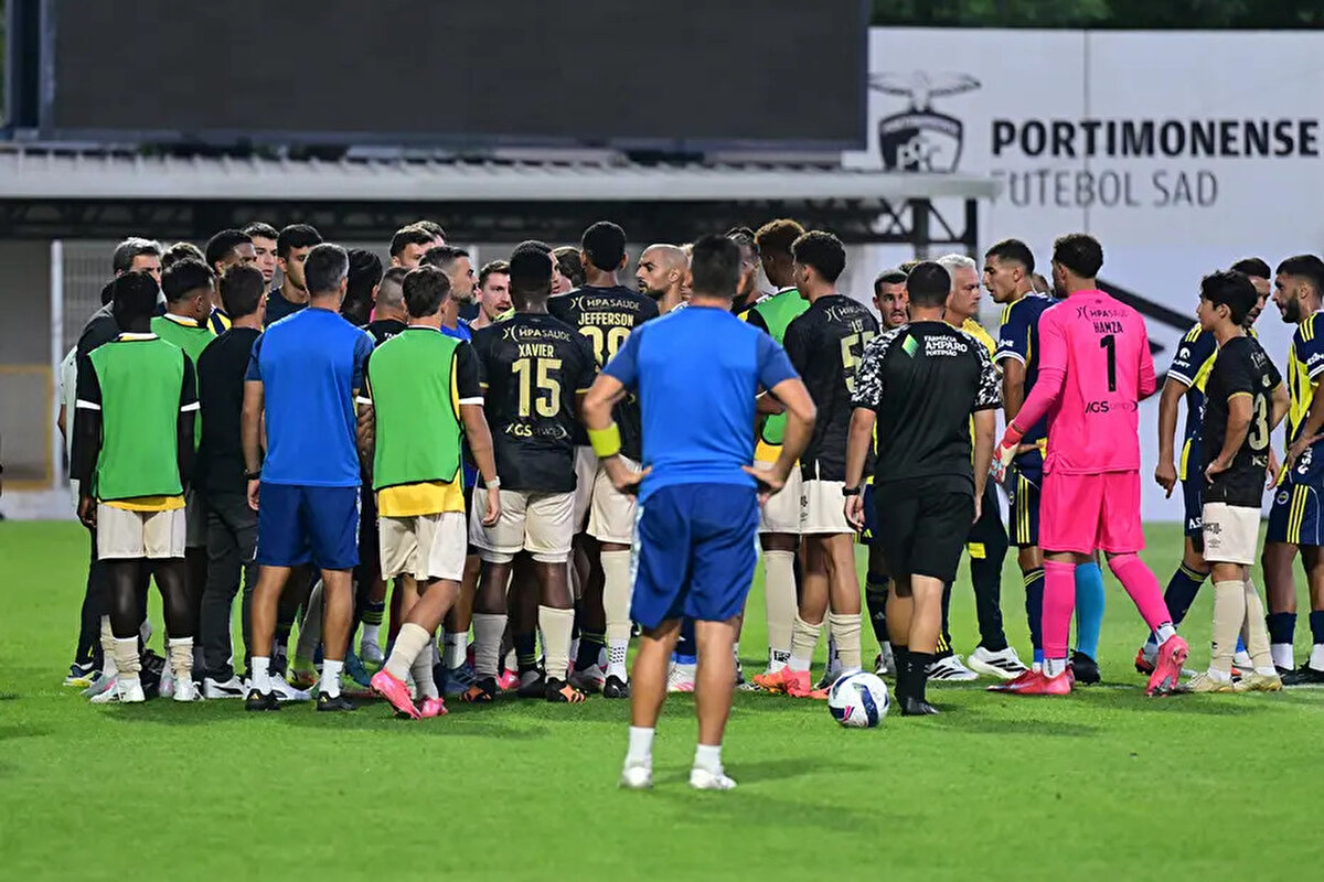 Archie Brown'un hareketi taraftarlardan tam not aldı<br><br>Yaşanan olaylar sırasında yeni transfer Archie Brown'un uzun bir depar sonrası olay yerine gelip takım arkadaşlarını savunması ise Fenerbahçeli taraftarları mest etti.<br>