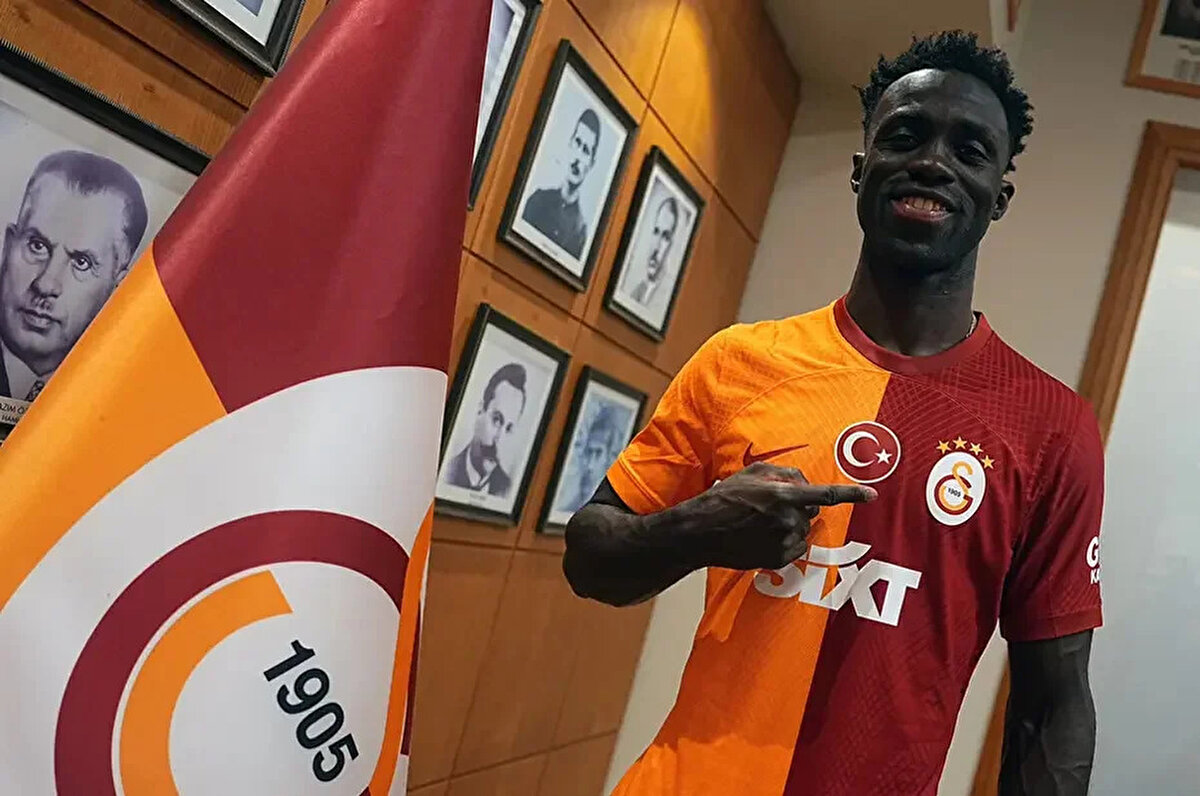 Galatasaray ile kaç yıl daha sözleşmesi var?<br><br>29 yaşındaki Davinson Sanchez'in Galatasaray ile 2+1 yıl daha sözleşmesi bulunuyor.<br>