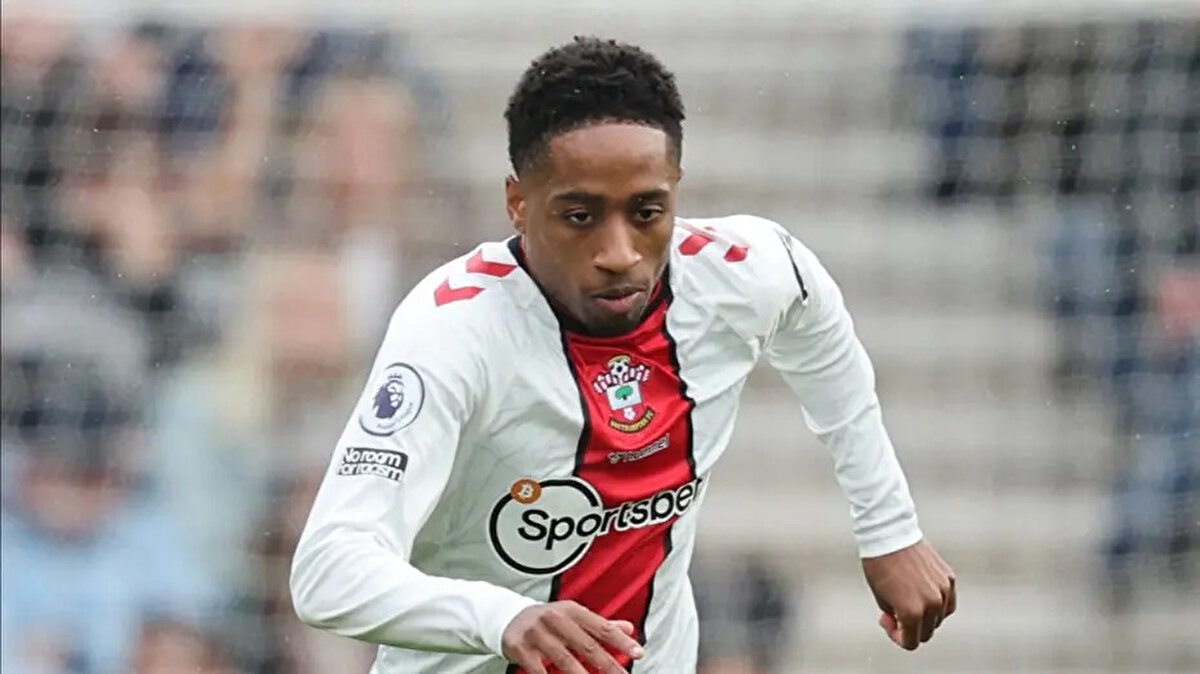 Beşiktaş, daha önce prensip anlaşmasına vardığı İngiliz sağ bek Kyle Walker-Peters'ın transferinden oyuncunun yeniden ek süre talebinde bulunması nedeniyle vazgeçildiğini açıklamıştı.<br>