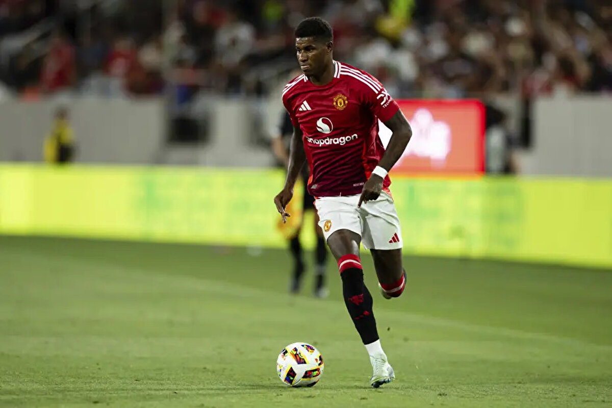 Manchester United Teknik Direktörü Ruben Amorim'in kadroda düşünmediği yıldız futbolcu, takımdan ayrılması beklenen isimler arasında yer alıyor.<br>