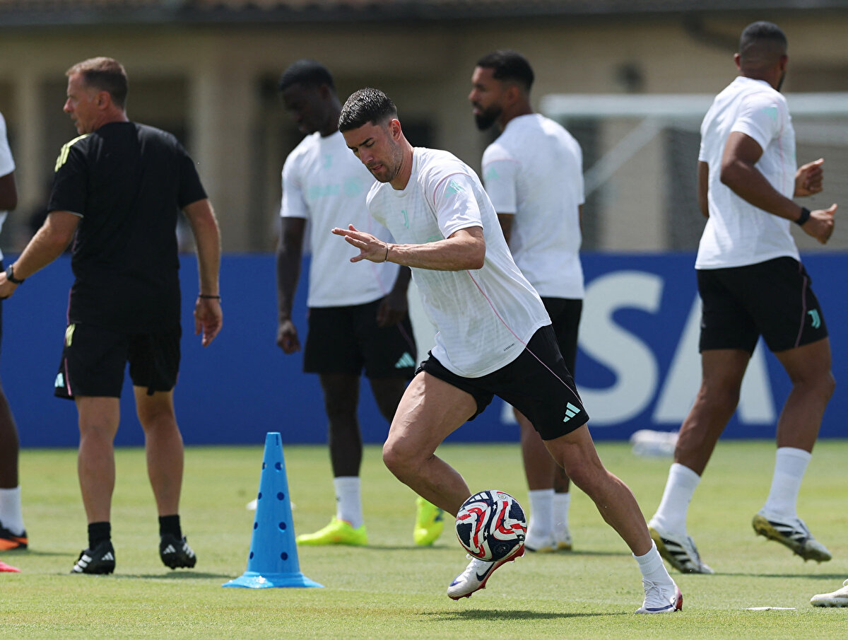 Ek olarak Suudi Arabistan takımlarının yanı sıra Fenerbahçe'nin Vlahovic'in isteklerini karşılayabilecek tek takım olduğuna vurgu yapıldı.<br>