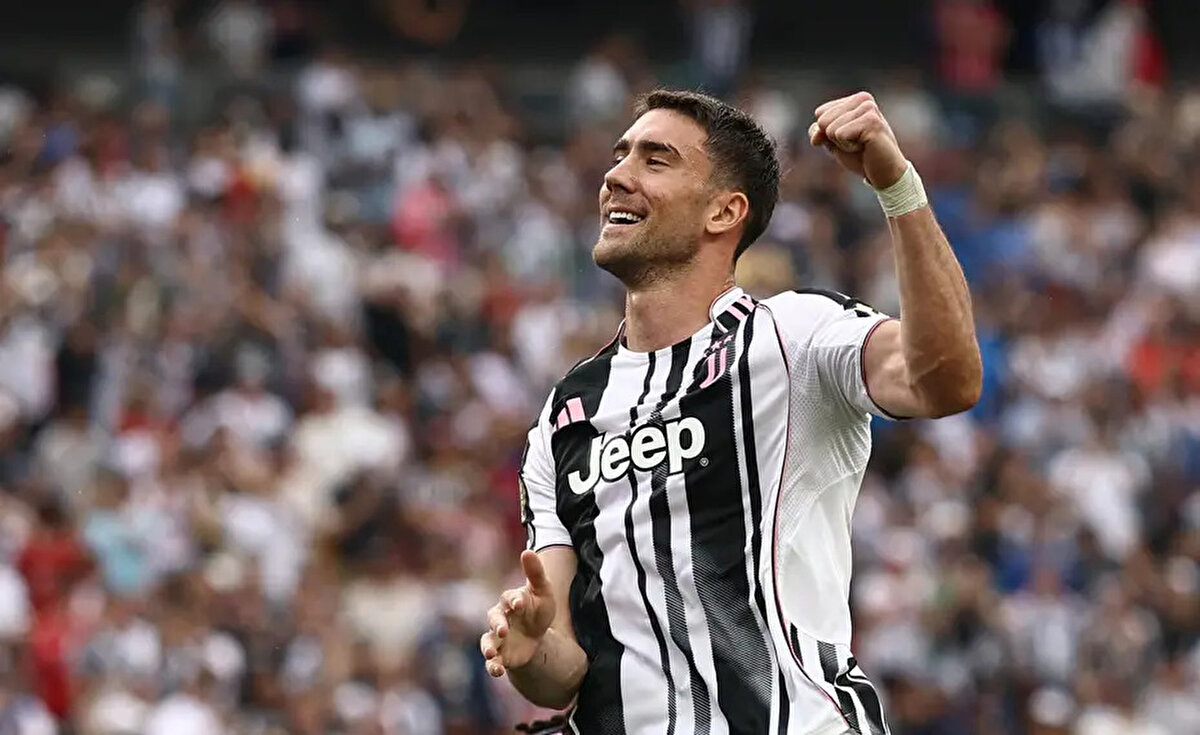 Haberde, Juventus'a henüz Vlahovic için iyi bir teklif gelmediği ve bonservisini 30 milyon eurodan 25 milyon euroya düşürdüğü ifade edildi. İtalyan devinin Vlahovic'i biraz daha düşük bedelle de takımdan gönderebileceği, transfer için en önemli noktanın Sırp golcünün takımdan ayrılması olduğuna dikkat çekildi.<br>