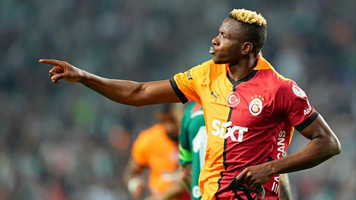 Geçtiğimiz sezon Galatasaray, Victor Osimhen'i benzer bir formülle kiralamış, yıldız golcü Napoli'yle kontratını bir yıl uzatıp sarı-kırmızılı takıma imza atmıştı.<br>