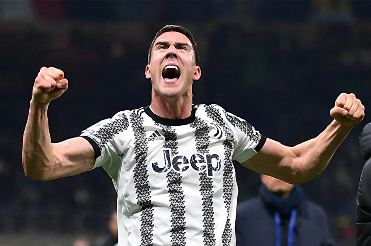 Transferde Juventus'un kiralama formülünü reddetmediği ancak bunun için Vlahovic'in sözleşmesinin bir yıl daha uzatılıp maaşının tamamen karşılanması halinde olabileceği belirtildi. Vlahovic'in mevcut kontratı gelecek yıl bitiyor.<br>