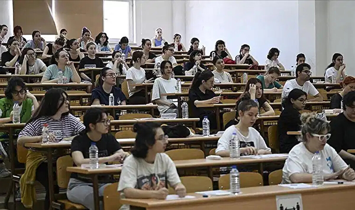 200-300 puanla hangi üniversiteye girilir?<br><br>2025 YKS için taban puanlar henüz açıklanmadı. Ancak geçtiğimiz yılların verilerine bakıldığında TYT 200-300 puan arası sağlık, teknik ve sosyal alanlarda birçok 2 yıllık bölüm tercih edilebilir. AYT 200-300 puan arası ise daha çok ücretli vakıf üniversitelerinde tercih şansı tanıyor. Adaylar ÖSYM’nin Temmuz sonunda yayınlayacağı tercih kılavuzunu inceleyerek güncel verileri takip edebilir.