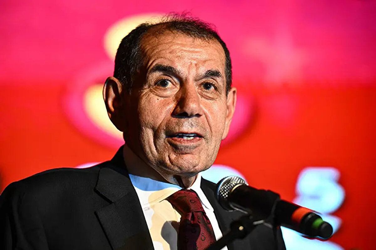 Galatasaray yılan hikayesine dönen görüşmeler sonucunda Victor Osimhen'e imza attırmaya çok yakın. Sarı kırmızılıların transferi artık bitirme noktasına gelmesinde başkan Dursun Özbek'in çok büyük payı olduğu ifade edildi.<br>