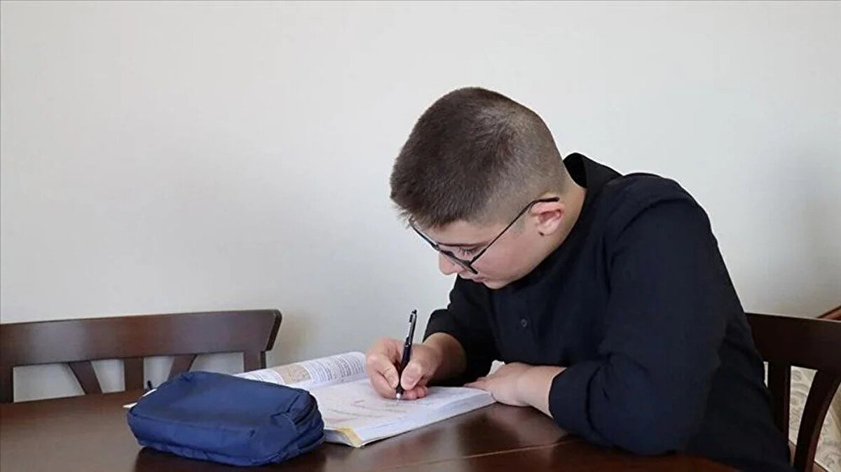 Yerleşemeyen öğrenciler için nasıl bir yol izlenecek?<br>İki nakil döneminin tamamlanmasının ardından hâlâ herhangi bir liseye yerleşemeyen öğrenciler için yerleştirme işlemleri il ve ilçe nakil komisyonları tarafından yürütülecek. Boş kalan kontenjanlara yönlendirmeler MEB kontrolünde gerçekleştirilecek.<br><br>LGS tercih ve nakil sonuçları nasıl öğrenilir?<br>Öğrenciler, LGS tercih ve nakil sonuçlarını “meb.gov.tr” adresinden T.C. kimlik numarası ve doğum tarihi bilgileri ile görüntüleyebilecek. Sonuç ekranında hangi okula yerleşildiği bilgisi detaylı şekilde görülebilecek.