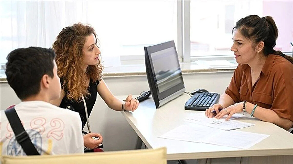 LGS nakil başvuruları ne zaman başlayacak?<br>Yerleştirme sonuçlarının ardından herhangi bir okula yerleşemeyen öğrenciler için nakil süreci başlayacak. 2025 LGS nakil başvuruları, 15-22 Ağustos 2025 tarihleri arasında alınacak. Bu tarihlerde boş kontenjanlar için il ve ilçe öğrenci yerleştirme ve nakil komisyonlarına başvuru yapılabilecek.<br><br>Nakil başvurularının ardından 22 Ağustos 2025 tarihinde tüm yerleştirme işlemleri sona erecek.