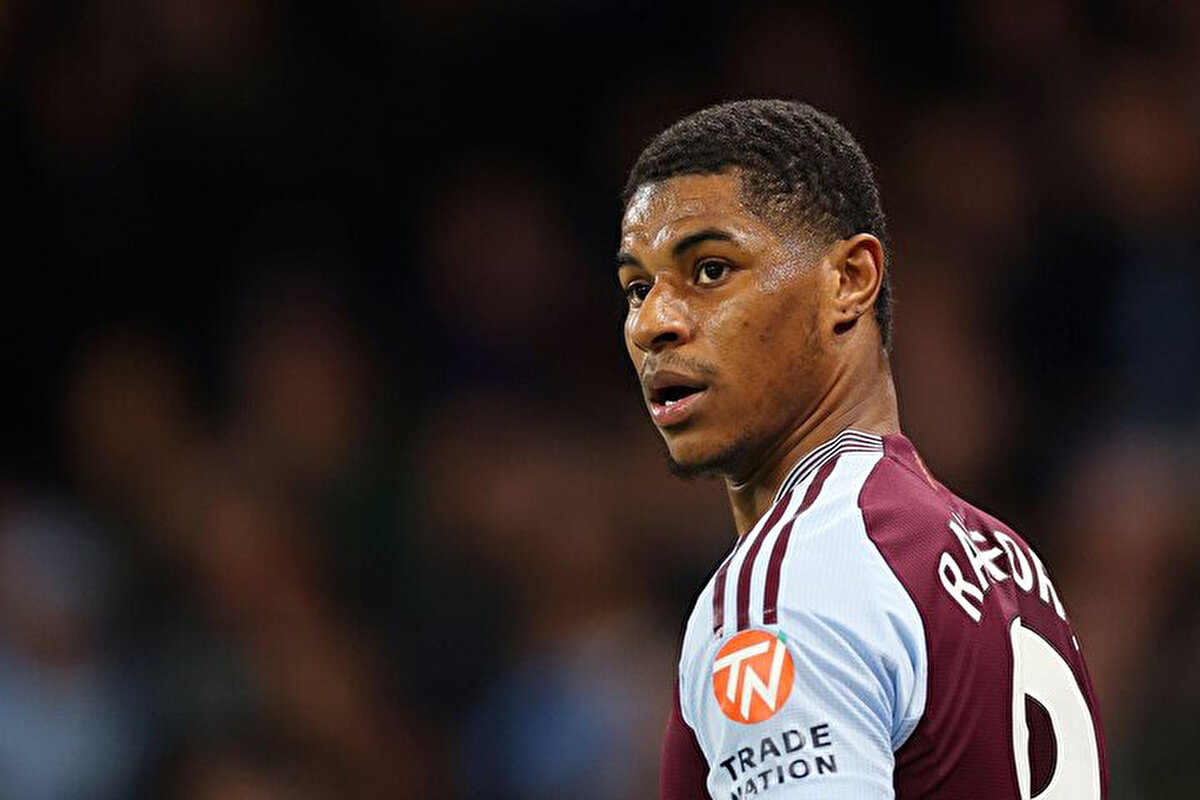 Geçtiğimiz sezon hem Manchester United hem de Aston Villa formaları ile tüm kulvarlarda 41 maça çıkan Rashford, 11 gol ve 9 asistlik performans sergilemişti.<br>