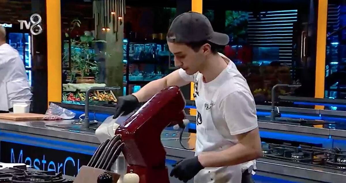 MasterChef 2025 ana kadroya giren yarışmacılar listesi yavaş yavaş netleşmeye başlarken, izleyiciler şimdiden bir sonraki yarışmacının kim olacağını merakla bekliyor. Yeni bölümler her akşam TV8 ekranlarında izleyiciyle buluşmaya devam edecek.