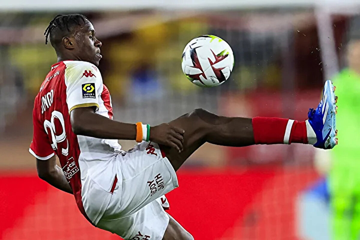 A Spor'un haberine göre sarı kırmızılılar, Fildişi Sahilli oyuncuyu transfer etmek için girişimlere başladı.<br>